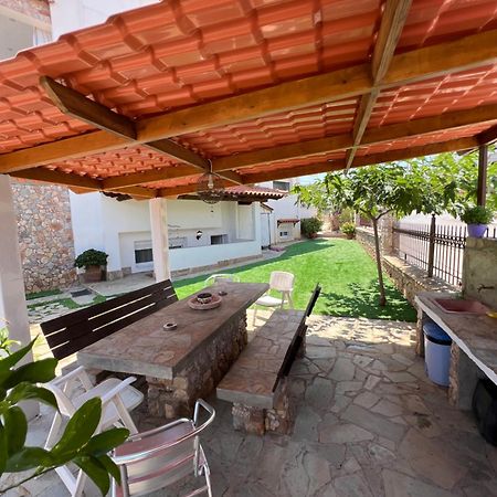 Apartment In Salamina With Garden & Sea View Selinia ภายนอก รูปภาพ