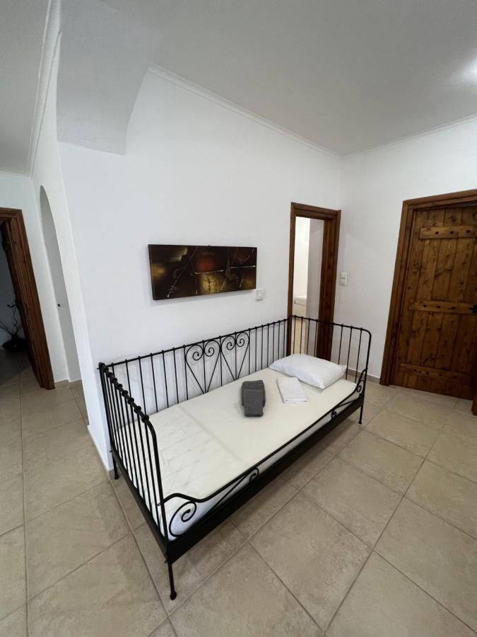 Apartment In Salamina With Garden & Sea View Selinia ภายนอก รูปภาพ