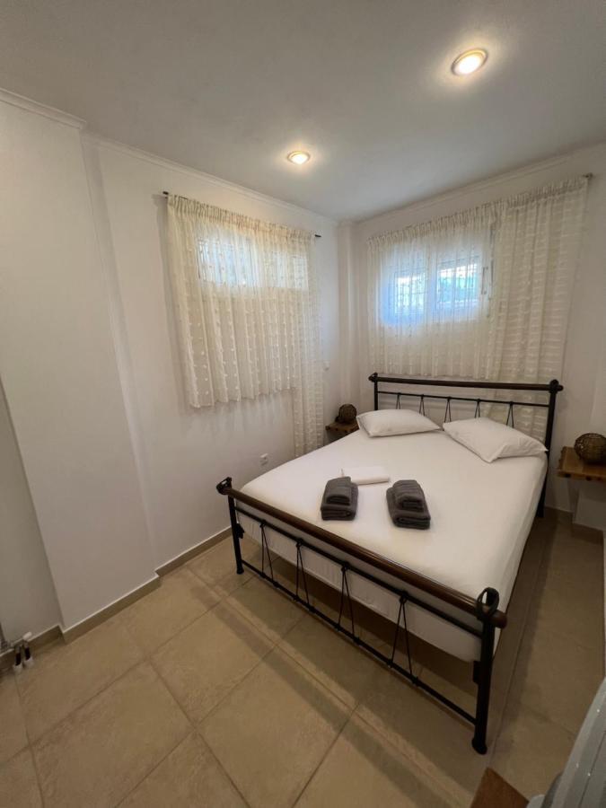 Apartment In Salamina With Garden & Sea View Selinia ภายนอก รูปภาพ